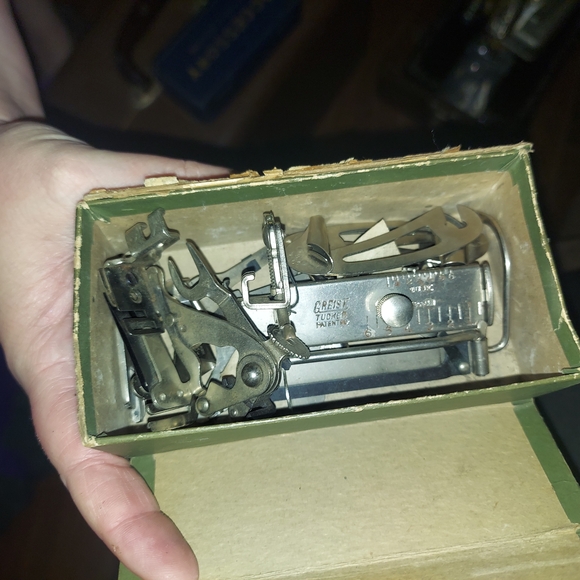 Vintage Black Sewing Machine - Picture 5 of 5